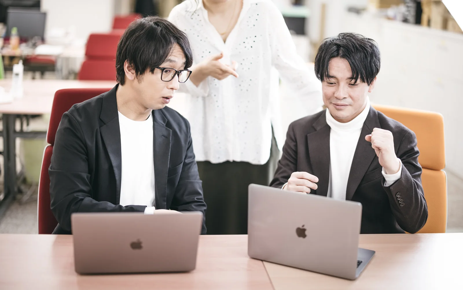 ノートパソコンを囲んで打ち合わせする人たちのイメージ