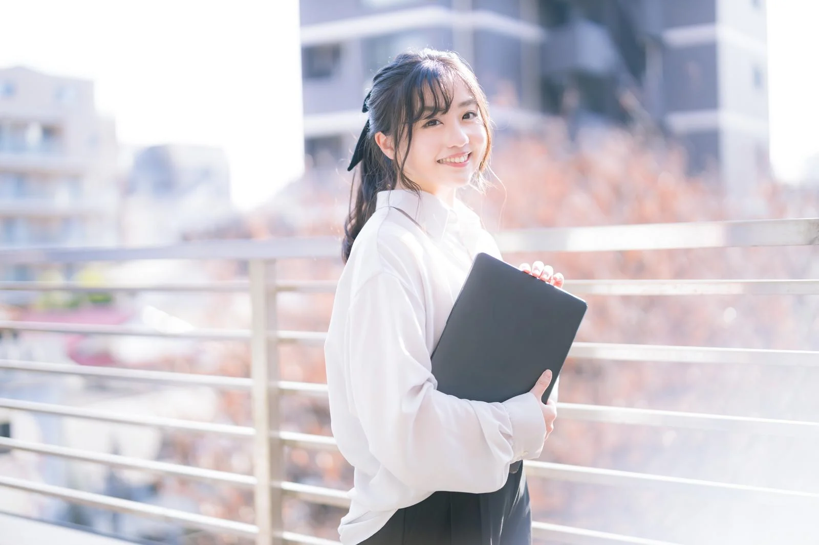 タブレットを持って微笑む女性のイメージ